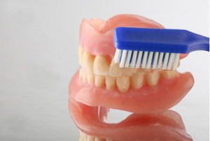 Уход за зубными протезами: чистка и хранение